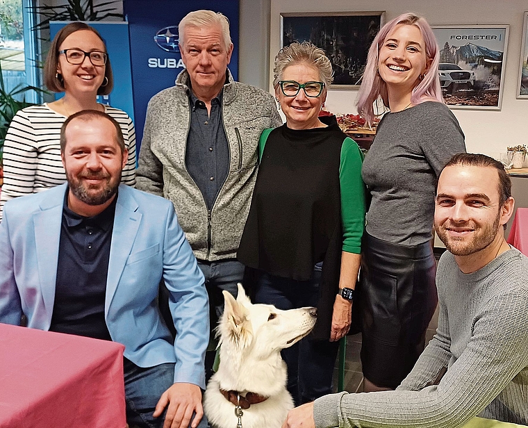 Die Menschen, die hinter der Perin Garage AG stehen: Leandra und Cedric Frey, Marco und Monika Perin, Stella Mühlhaus und Simon Perin. In der Mitte: Schäferhündin Yuki. (Bild Regula Zellweger)