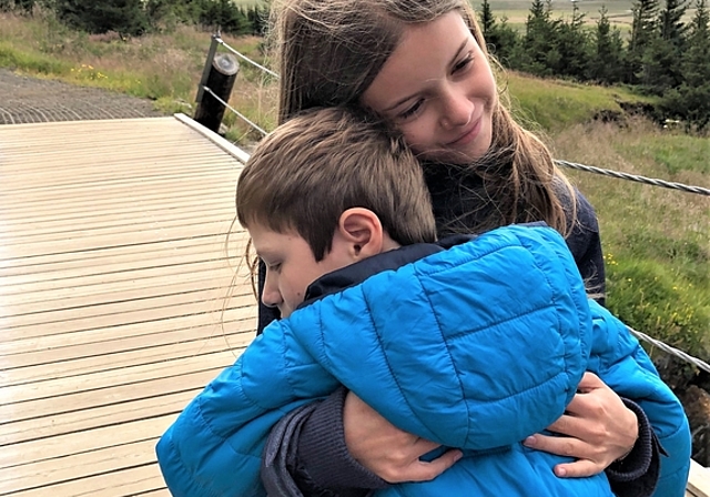 Valentina liebt ihren autistischen Bruder Leo. Er findet bei ihr Verständnis und Geborgenheit. Zudem hat sie immer gute Ideen zum Spielen. (Bild zvg.)