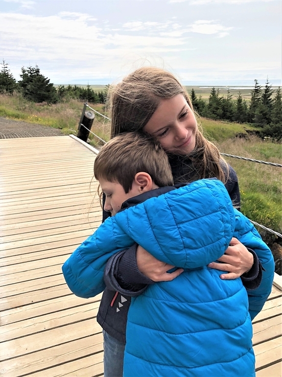 Valentina liebt ihren autistischen Bruder Leo. Er findet bei ihr Verständnis und Geborgenheit. Zudem hat sie immer gute Ideen zum Spielen. (Bild zvg.)