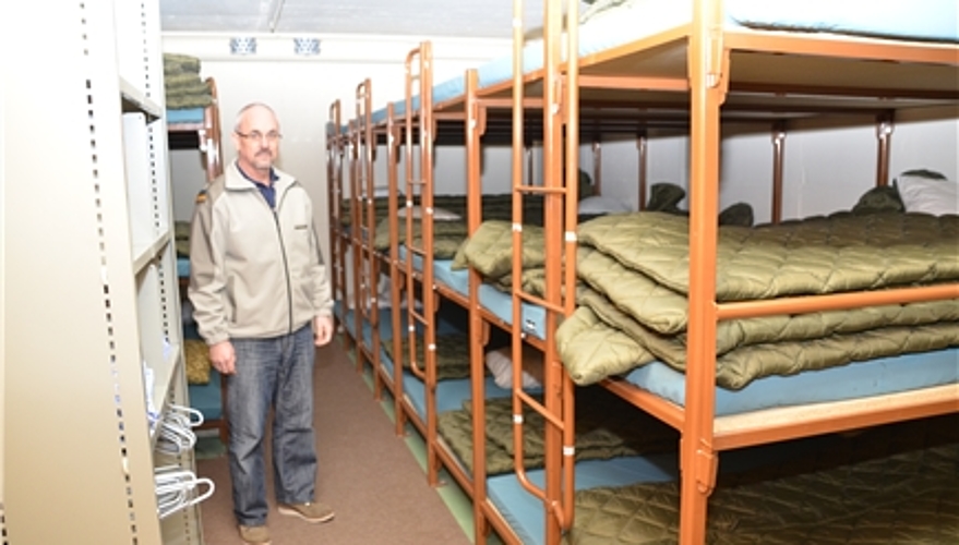 Kein Luxushotel: Hans Peter Krieg im Schlafraum mit dreistöckigen Betten. (Bilder Martin Mullis)
