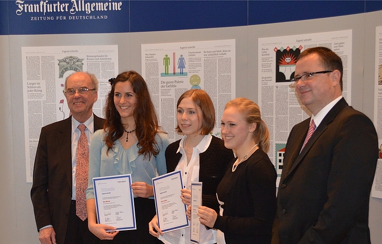 Preisübergabe: Aline Metzler (2.v.l.) mit Wolfgang Bernhardt, dem Vorsitzenden des Kuratoriums der Stiftung Fazit, den Co-Gewinnerinnen Katja Schabet und Alina Schlien sowie FAZ-Herausgeber Holger Steltzner (von links). (Bild zvg.)