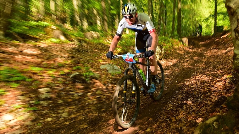 Urs Huber allein auf weiter Flur in der Schlussabfahrt zum vierten Sieg am Marathon des Bike-Festivals in Riva del Garda. (Bild Sportograf)