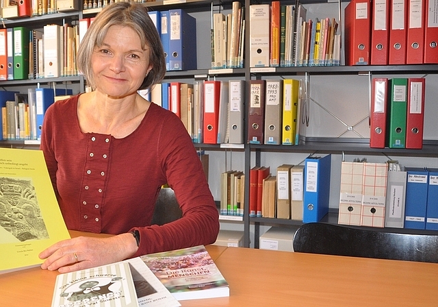 Colette Fehlmann mit den vier neuen Publikationen von Ämtler Autorinnen und Autoren, die Einlass gefunden haben in die «Heimatkunde». (Bild Werner Schneiter)