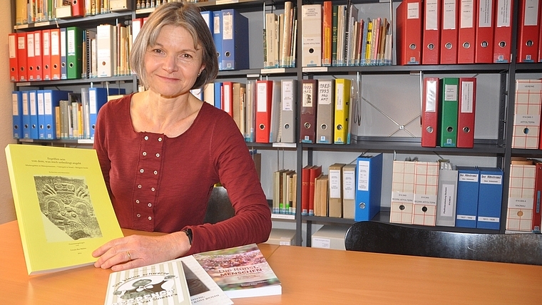 Colette Fehlmann mit den vier neuen Publikationen von Ämtler Autorinnen und Autoren, die Einlass gefunden haben in die «Heimatkunde». (Bild Werner Schneiter)