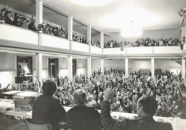 Fast 800 drängten 1983 in den Kasinosaal. Die Gemeindeversammlung befürwortete nach fünfstündiger Debatte eine Sonnenberg-Überbauung. (Archivbild)