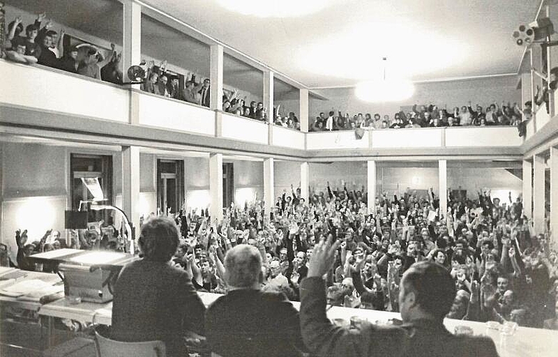 Fast 800 drängten 1983 in den Kasinosaal. Die Gemeindeversammlung befürwortete nach fünfstündiger Debatte eine Sonnenberg-Überbauung. (Archivbild)
