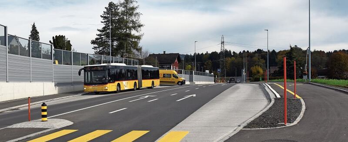 Die Fahrplanstabilität des Postautos hat mit der Eröffnung des Autobahnzubringers zugenommen, obwohl bei der Busbucht links im Bild noch Anpassungsarbeiten vorgenommen werden. Kaum ein Durchkommen ist auf dem Veloweg möglich, wenn Passagiere rechts auf den Bus warten.
