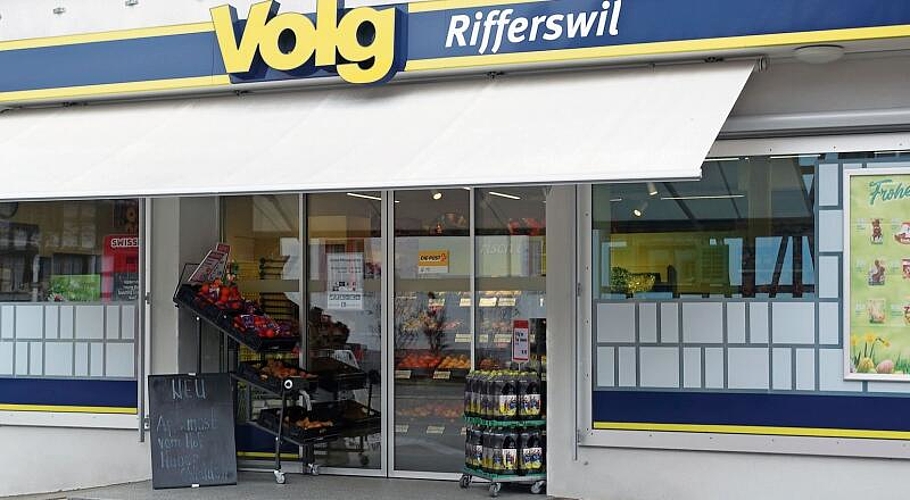 E-Mail-Verkehr und Internetbanking haben der Post arg zugesetzt. Die meisten Poststellen wurden aufgelöst, dafür können in verschiedenen Läden ganztags Pakete aufgegeben und Postmarken gekauft werden, wie hier im Volg Rifferswil.