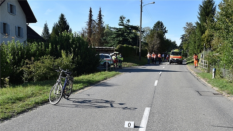 Die Unfallstelle in Ottenbach wurde für rund 90 Minuten gesperrt. (Bild Kapo ZH)