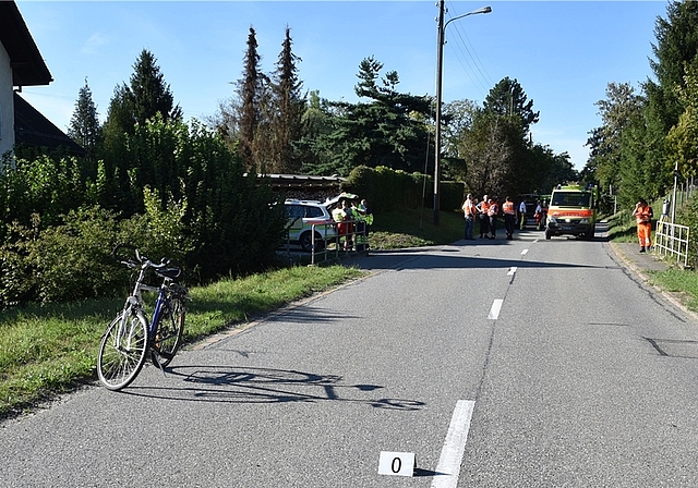 Die Unfallstelle in Ottenbach wurde für rund 90 Minuten gesperrt. (Bild Kapo ZH)