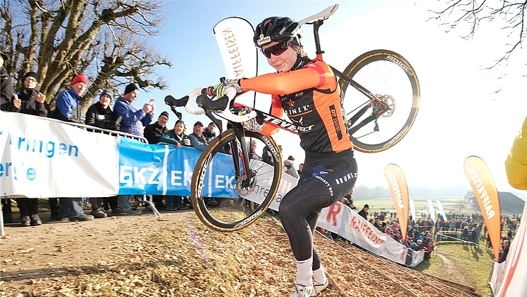 Jacqueline Schneebeli allein auf weiter Flur an der Schweizer Radquermeisterschaft am Sonntag auf der Badener Baldegg.<em> (Bild Martin Platter)</em>