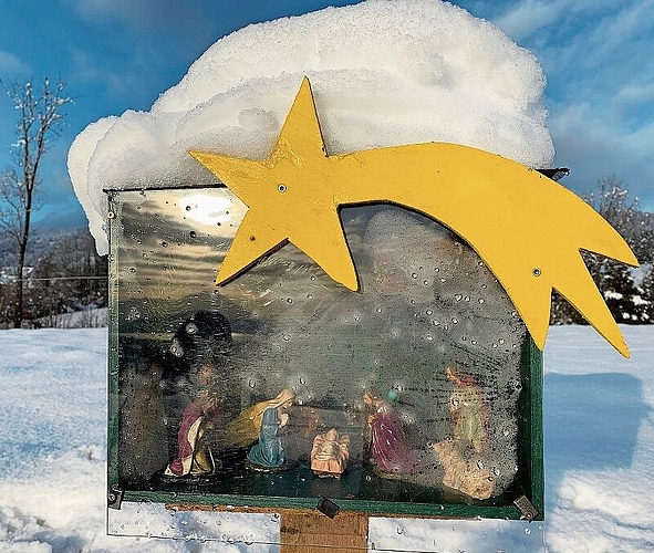 Alle Krippen sind in ehemaligen Weinkisten aus Holz hinter Plexiglas eingerichtet.
