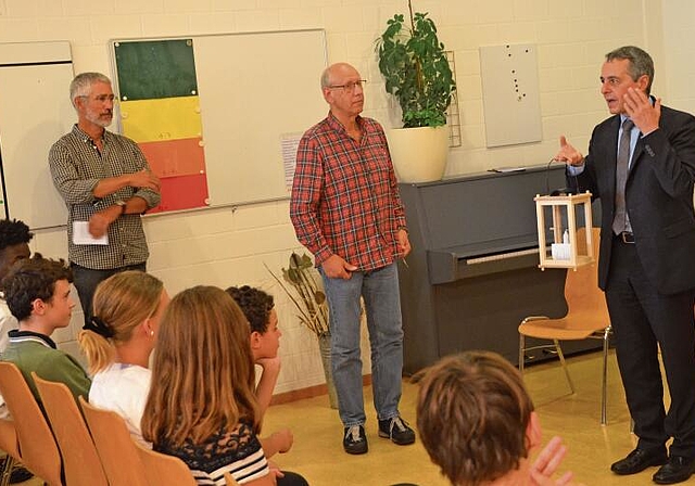 Bundespräsident Ignazio Cassis (rechts) mit Schulleiter Peter Kriemler und Klassenlehrer Patrik Gisler (links).