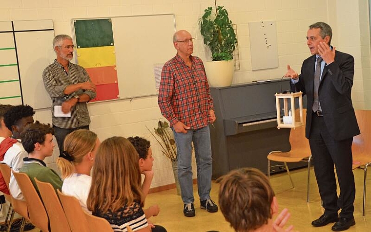 Bundespräsident Ignazio Cassis (rechts) mit Schulleiter Peter Kriemler und Klassenlehrer Patrik Gisler (links).