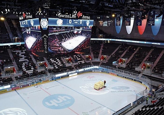 Der Videowürfel in der Swiss Life Arena bringt 20 Tonnen auf die Waage.