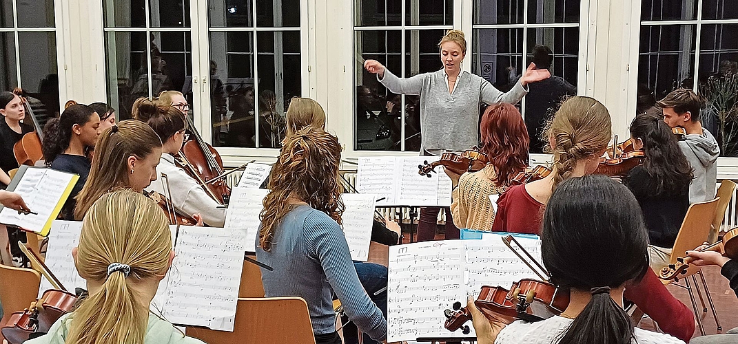 Dirigentin Corinna Camacaro bringt das Jugendorchester Con Brio mit ihrer Begeisterung zu Höchstleistungen. (Bild Regula Zellweger) Dirigentin Corinna Camacaro bringt das Jugendorchester Con Brio mit ihrer Begeisterung zu Höchstleistungen. (Bild Regula Zellweger)
