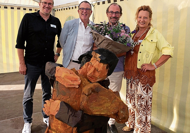 Daniel Koch, Stefan Biedermann, Gastredner Andreas Nufer und Barbara Roth vor der Holzfigur von Peter Leisinger, die zeigt, wie sich Heinrich Bullinger 1531 von Ulrich Zwingli verabschiedet. Zwingli starb danach im Kappeler Krieg.