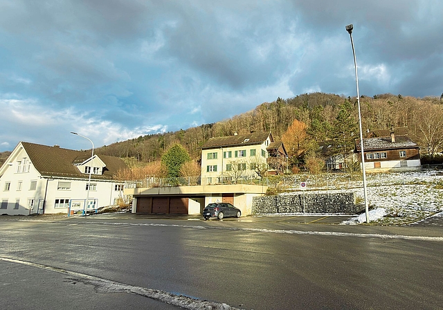 Mit der Aufwertung des Dorfzentrums will die Gemeinde Stallikon einen Ort für alle Generationen schaffen. Im Bild die aktuelle Situation beim Gemeindehaus. (Bild Daviprasad Rao)