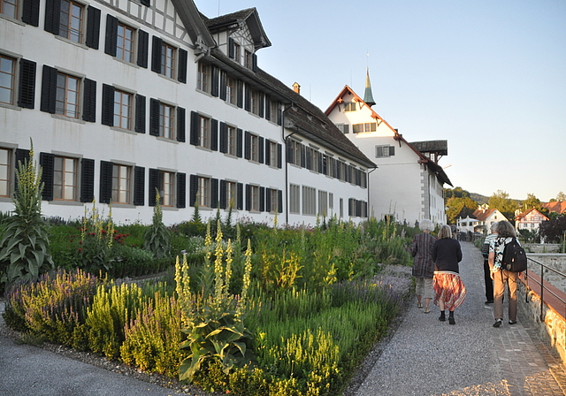 Blick auf einen Teil der im Frühjahr 2019 historisch gestalteten Kräutergärten auf der Südseite des Klosters. (Bild Werner Schneiter)