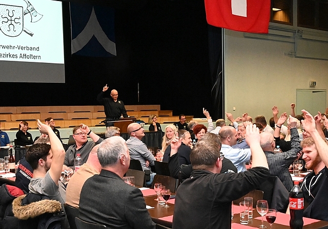 Keine Einwände bei den Traktanden: Zufriedene Mitglieder des Feuerwehrverbandes Bezirk Affoltern. <em>(Bild Martin Mullis)</em>
