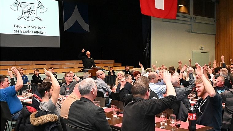 Keine Einwände bei den Traktanden: Zufriedene Mitglieder des Feuerwehrverbandes Bezirk Affoltern. <em>(Bild Martin Mullis)</em>