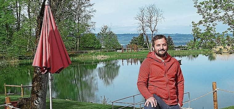 Er ist bereit und freut sich auf seine Gäste: Michael Grond, Wirt beim Hedinger Weiher. (Bild Martin Mullis)