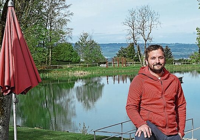 Er ist bereit und freut sich auf seine Gäste: Michael Grond, Wirt beim Hedinger Weiher. (Bild Martin Mullis)
