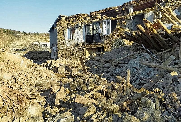 Sinan Kovan (Bild oben rechts) zeigt Eindrücke aus seiner zerstörten Heimatstadt Balyan. (Bilder zvg.)