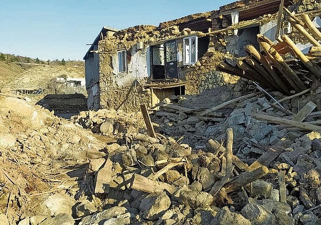 Sinan Kovan (Bild oben rechts) zeigt Eindrücke aus seiner zerstörten Heimatstadt Balyan. (Bilder zvg.)