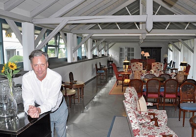 Schlossherr Jörg von Sachsen in der Orangerie. Der prächtige Annexbau eignet sich dank guter Akustik und besten Lichtverhältnissen für eine mannigfaltige Nutzung. (Bild Werner Schneiter)