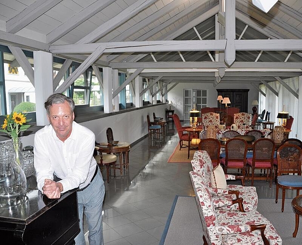 Schlossherr Jörg von Sachsen in der Orangerie. Der prächtige Annexbau eignet sich dank guter Akustik und besten Lichtverhältnissen für eine mannigfaltige Nutzung. (Bild Werner Schneiter)