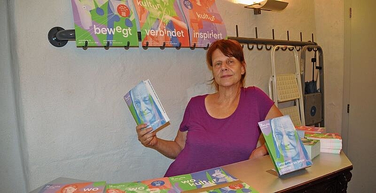 Geschäftsleiterin Isabelle Schaetti mit dem neuen Programm 2023/24: Auch jüngeres Publikum im Fokus. (Bild Werner Schneiter)