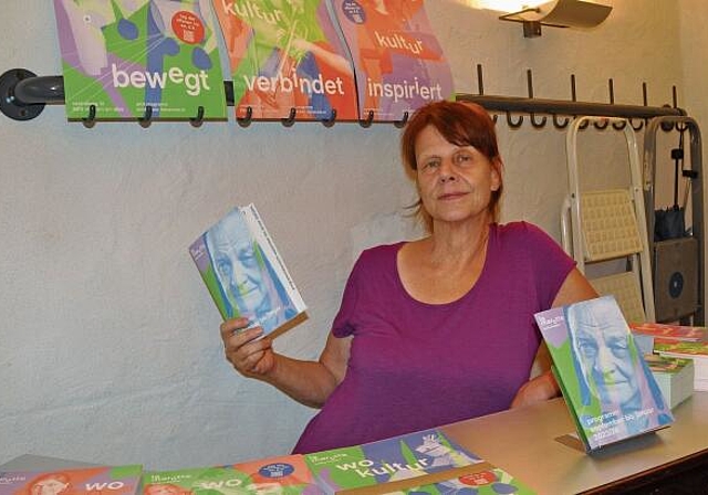 Geschäftsleiterin Isabelle Schaetti mit dem neuen Programm 2023/24: Auch jüngeres Publikum im Fokus. (Bild Werner Schneiter)