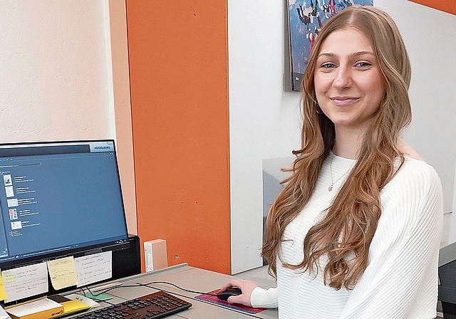 Tamara Sperduto zeigt, wie die Arbeit an einem Digitaldrucksystem in ihrem Lehrbetrieb funktioniert. Die Lernende besucht während ihrer dualen Ausbildung einmal wöchentlich die Schule für Gestaltung in Zürich. (Bild Marcus Weiss)