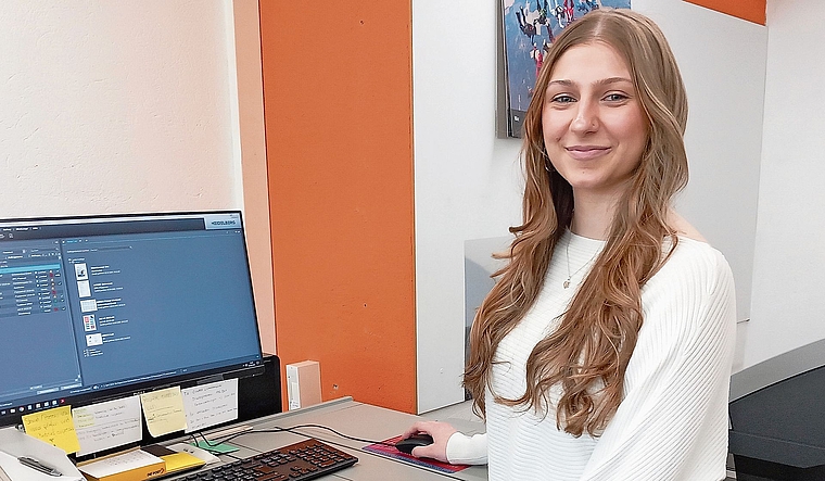 Tamara Sperduto zeigt, wie die Arbeit an einem Digitaldrucksystem in ihrem Lehrbetrieb funktioniert. Die Lernende besucht während ihrer dualen Ausbildung einmal wöchentlich die Schule für Gestaltung in Zürich. (Bild Marcus Weiss)