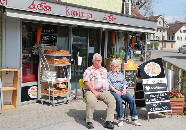 Andreas und Jutta Iten auf der Ruhestandbank vor der Bäckerei. (Bild Bruno Grob)