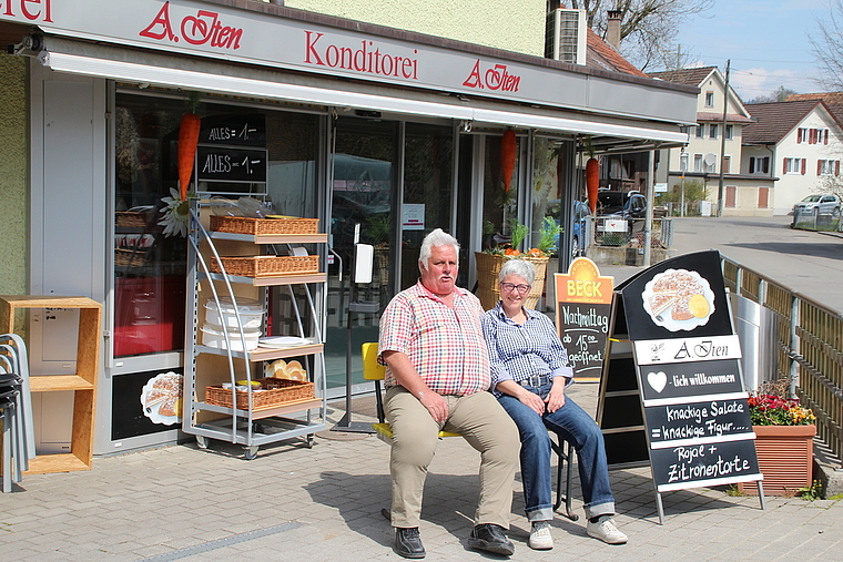 Andreas und Jutta Iten auf der Ruhestandbank vor der Bäckerei. (Bild Bruno Grob)