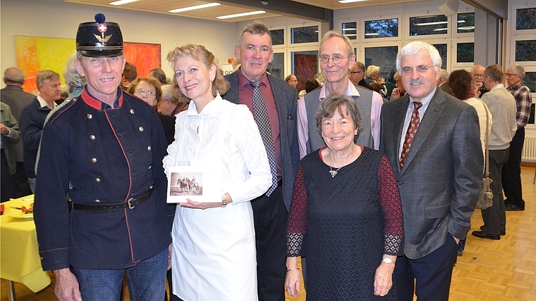 Die Hauptdarsteller am Neujahrsapéro der GGA. Von links: Paul Leuthold, Marianne Voss (Präsidentin Arbeitsgruppe Neujahrsblatt), GGA-Präsident Georges Köpfli sowie Rolf Oberhänsli, Silvia Luginbühl und Hans-Ulrich Meier vom Redaktionsteam des N