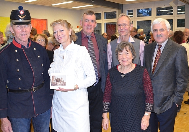 Die Hauptdarsteller am Neujahrsapéro der GGA. Von links: Paul Leuthold, Marianne Voss (Präsidentin Arbeitsgruppe Neujahrsblatt), GGA-Präsident Georges Köpfli sowie Rolf Oberhänsli, Silvia Luginbühl und Hans-Ulrich Meier vom Redaktionsteam des N