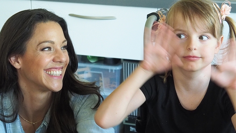 Moderatorin Kiki Maeder mit RZA-Patientin Lia, deren eindrückliche Geschichte an der Benefizgala erzählt wird. <em>(Bild zvg.)</em>