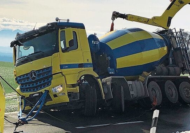Kran und Abschlepper: Zwei Bergungsfahrzeuge bringen den Betonmischer zurück auf die Mettmenstetterstrasse. (Bild Thomas Stöckli)