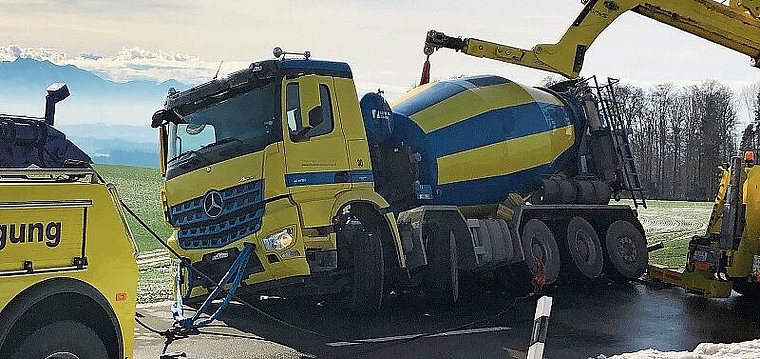 Kran und Abschlepper: Zwei Bergungsfahrzeuge bringen den Betonmischer zurück auf die Mettmenstetterstrasse. (Bild Thomas Stöckli)