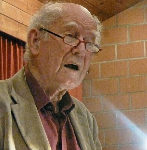 Franz Hohler las in Hausen vor ausverkauften Reihen. (Bild Denise Bohnert)
