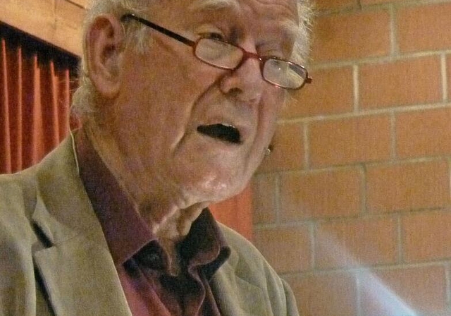 Franz Hohler las in Hausen vor ausverkauften Reihen. (Bild Denise Bohnert)