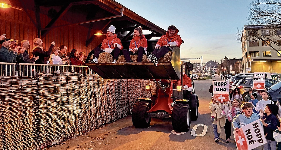 Die drei Olympiamedaillen-Gewinner wurden Ende Februar in Mettmenstetten feierlich empfangen und gebührend von Gemeindevertretern und der Bevölkerung gefeiert. (Archivbilder Dominik Stierli) Die drei Olympiamedaillen-Gewinner wurden Ende Februar in Mettmenstetten feierlich empfangen und gebührend von Gemeindevertretern und der Bevölkerung gefeiert. (Archivbilder Dominik Stierli)
