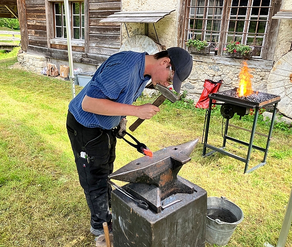 Maurice Leutert, Lehrling in der Kunstschmiede Hedinger, am Werk. Maurice Leutert, Lehrling in der Kunstschmiede Hedinger, am Werk.