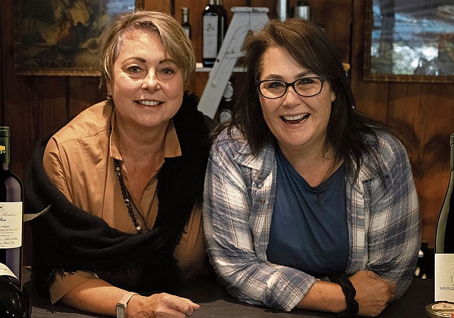 Sylviane und Renata Ney schreiben mit der Weinhandlung Gil Vins Trouvailles de France das nächste Kapitel einer Familienleidenschaft. (Bild Deviprasad Rao)