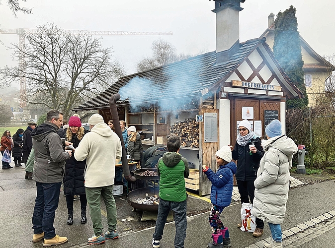 In Rifferswil duftete es nach Feuer vom Dorfbackofen und der grossen Marronipfanne. (Bilder Marianne Voss) In Rifferswil duftete es nach Feuer vom Dorfbackofen und der grossen Marronipfanne. (Bilder Marianne Voss)