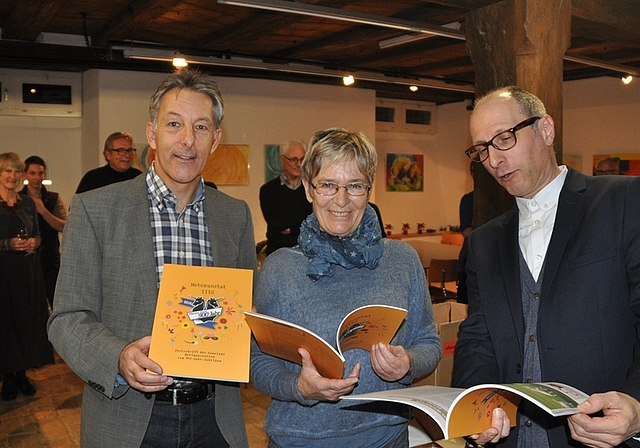 Die frisch gedruckte Festschrift in der Hand, von links: Gemeindepräsident René Kälin, Franziska Sykora und Gianni Bertossa, Hauptverantwortliche für die Festschrift. (Bilder Werner Schneiter)