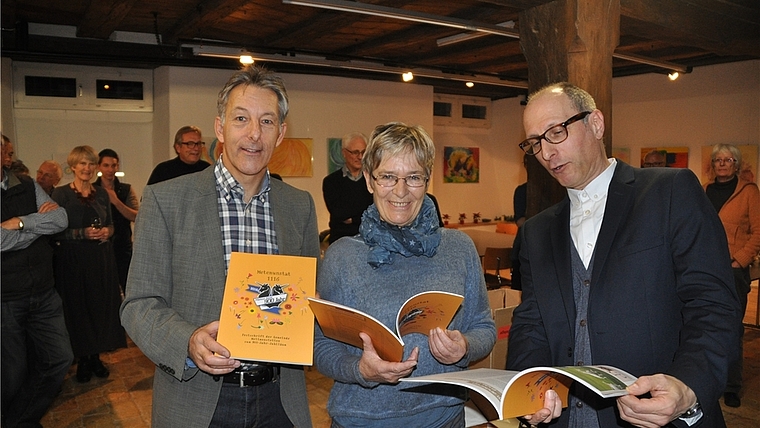 Die frisch gedruckte Festschrift in der Hand, von links: Gemeindepräsident René Kälin, Franziska Sykora und Gianni Bertossa, Hauptverantwortliche für die Festschrift. (Bilder Werner Schneiter)